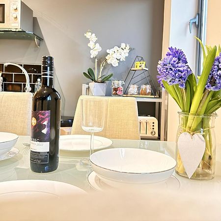 Perfectly Located City Centre Studio Apartment - West One With Free Wifi, Gym Access, Netflix Sheffield Esterno foto