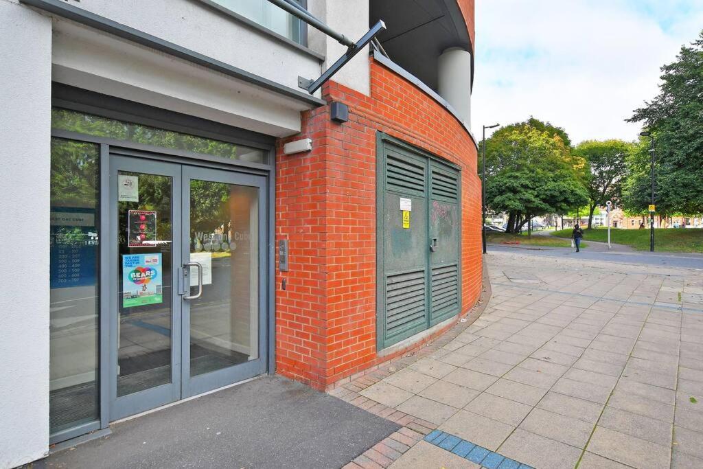 Perfectly Located City Centre Studio Apartment - West One With Free Wifi, Gym Access, Netflix Sheffield Esterno foto