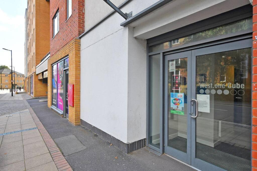 Perfectly Located City Centre Studio Apartment - West One With Free Wifi, Gym Access, Netflix Sheffield Esterno foto