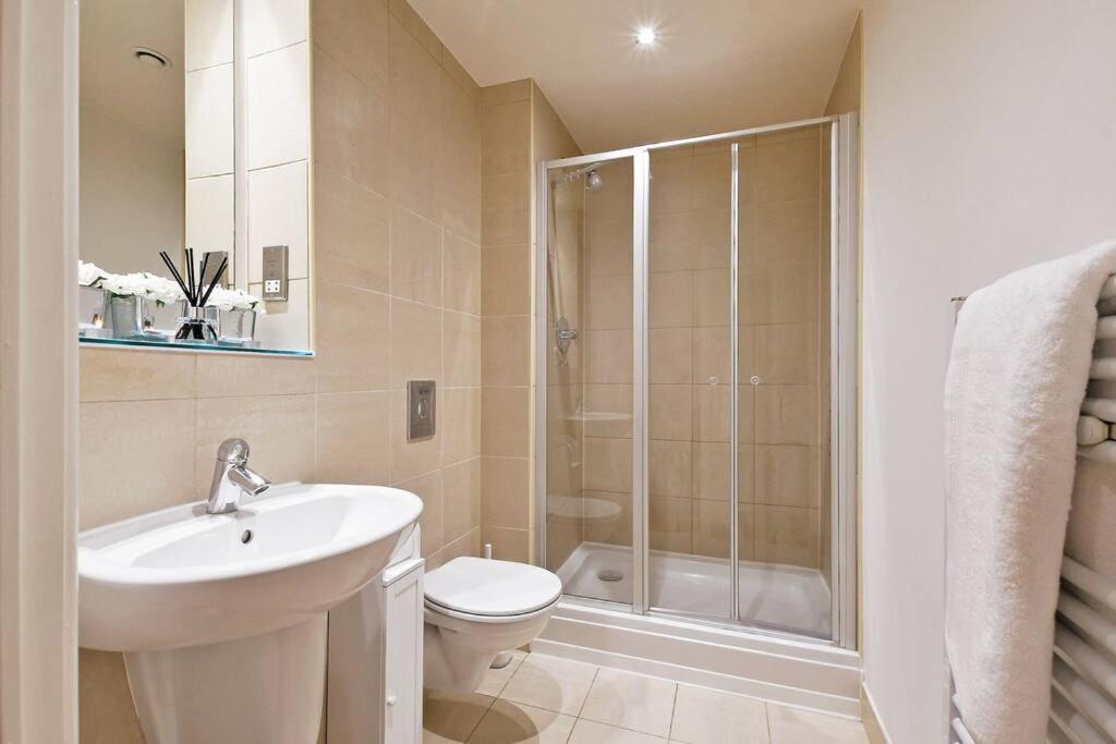 Perfectly Located City Centre Studio Apartment - West One With Free Wifi, Gym Access, Netflix Sheffield Esterno foto