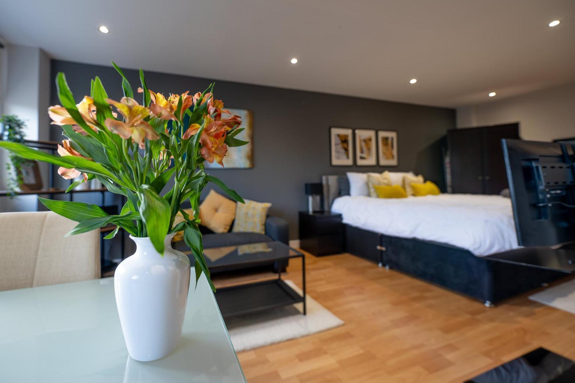 Perfectly Located City Centre Studio Apartment - West One With Free Wifi, Gym Access, Netflix Sheffield Esterno foto